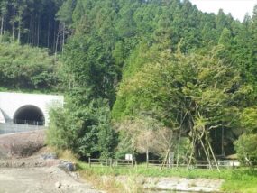 二重峠トンネルの阿蘇出口(右側に移植)